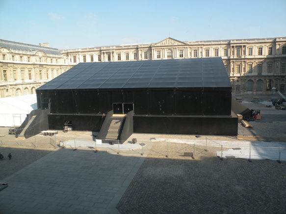  structure provisoire pour les défilés de mode, Cour Carrée du Louvre